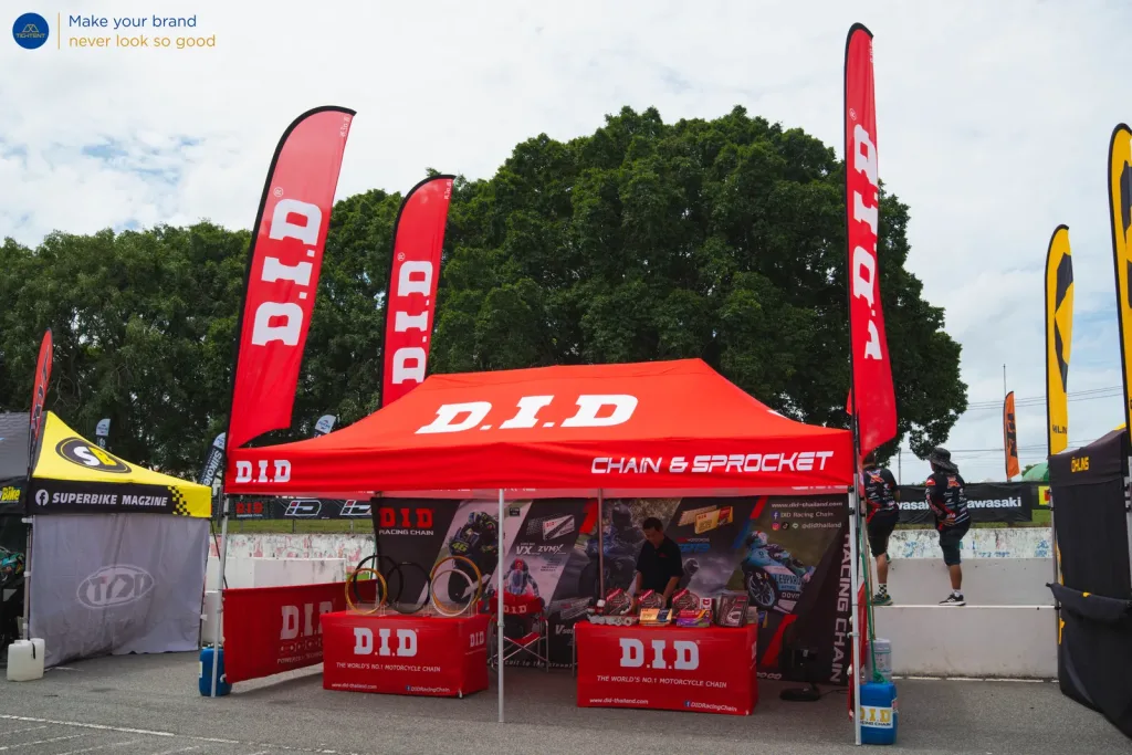 เต็นท์พับสีแดง D.I.D พร้อมผ้าคลุมโต๊ะพิมพ์โลโก้และธงปีกนก