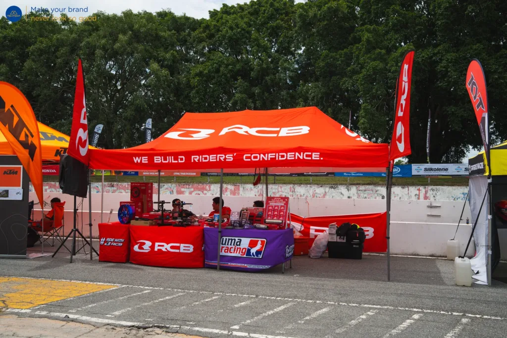 เต็นท์พับ RCB พร้อมผ้าคลุมโต๊ะพิมพ์โลโก้ RCB และ Uma Racing
