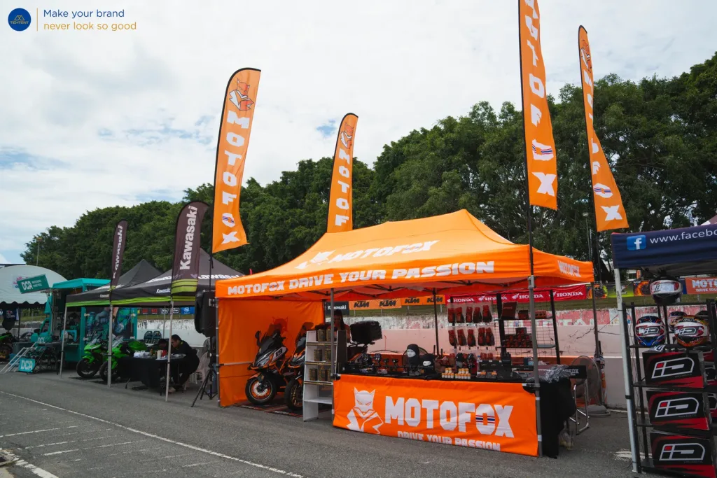 เต็นท์พับสีส้ม Motofox พร้อมผ้าคลุมโต๊ะพิมพ์ลายและธงปีกนก
