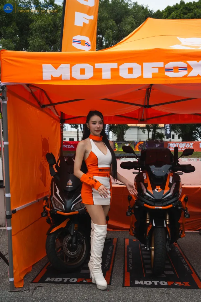 เต็นท์พับ Motofox พร้อมผนังพิมพ์ลาย จัดแสดงรถและพรีเซนเตอร์
