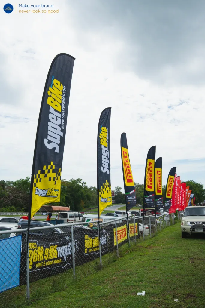 ธงปีกนก SuperBike และ Pirelli เรียงตามแนวรั้วสนาม